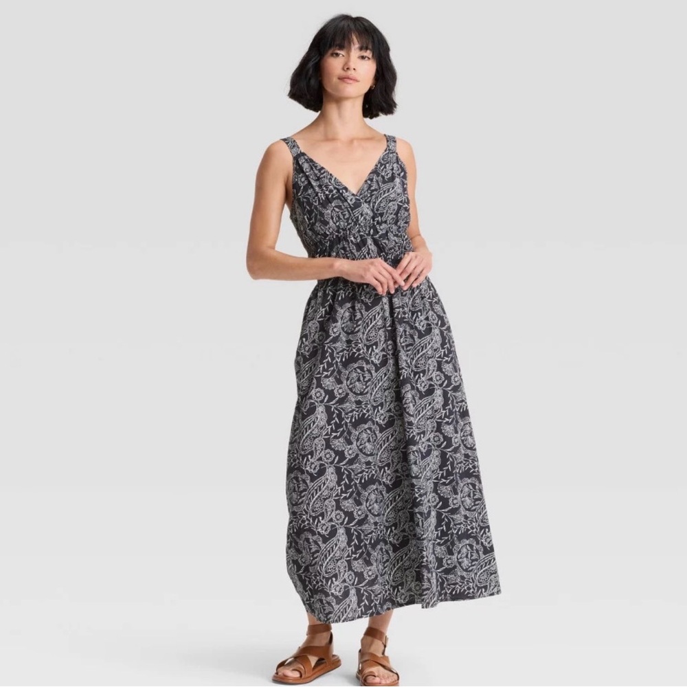 Universal Threads Black and White Floral Maxi Dress